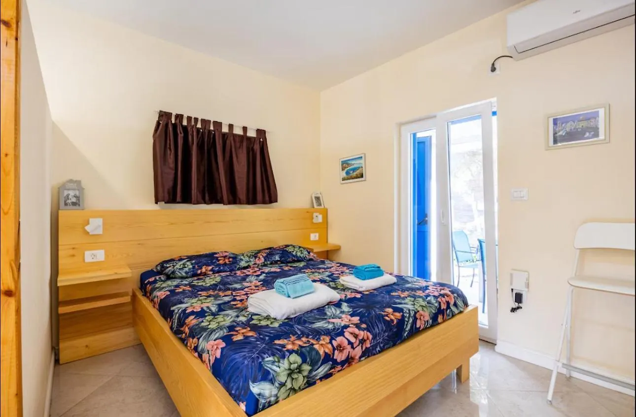 Beachfront House With Private Jacuzzi And Garden Zadar