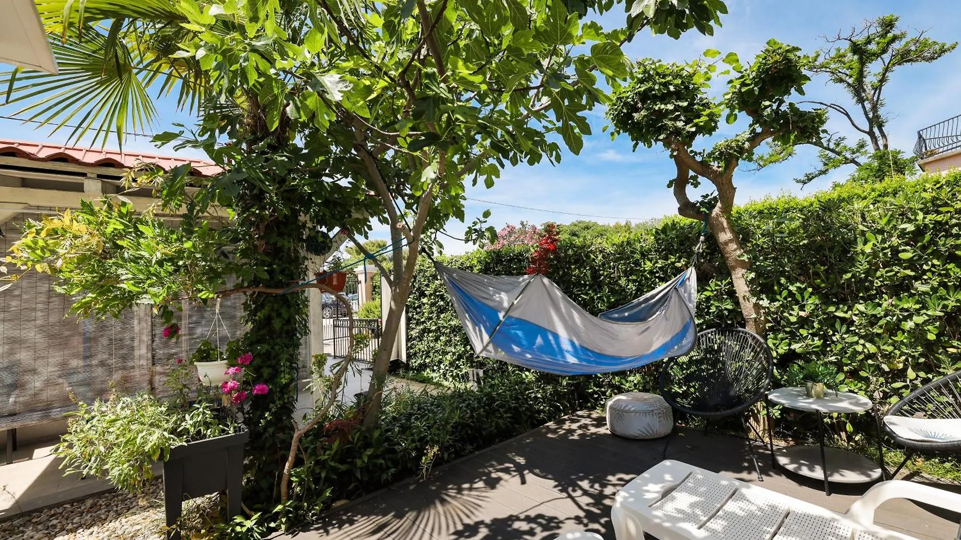 Beachfront House With Private Jacuzzi And Garden Zadar