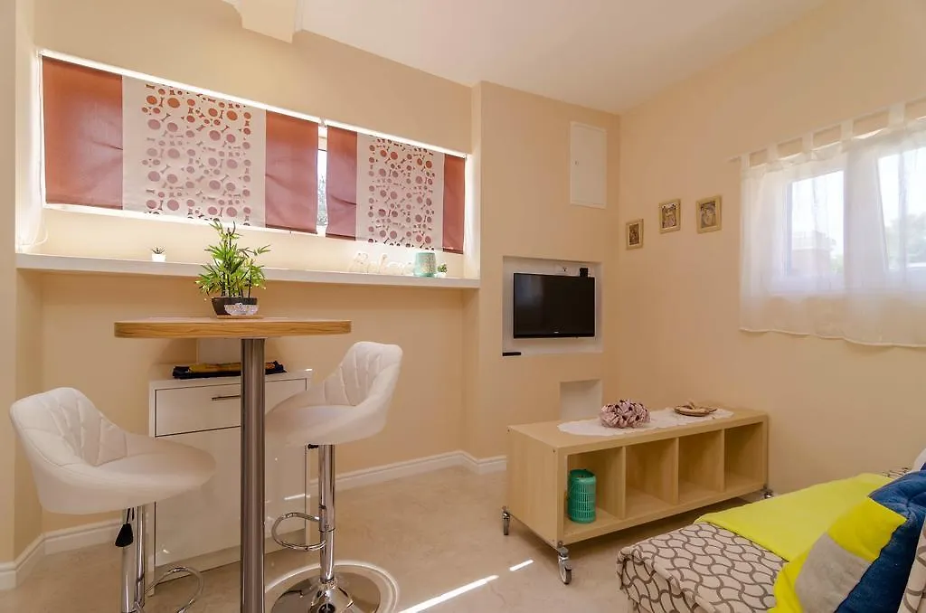 Beachfront House With Private Jacuzzi And Garden Zadar Apartamento