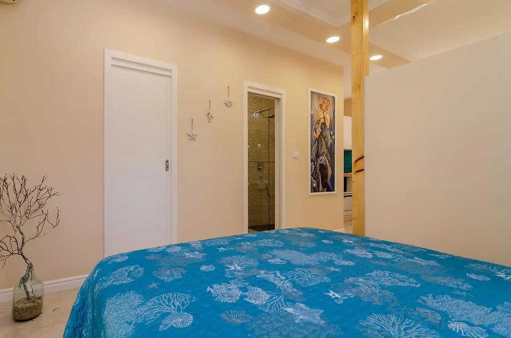 Beachfront House With Private Jacuzzi And Garden Zadar