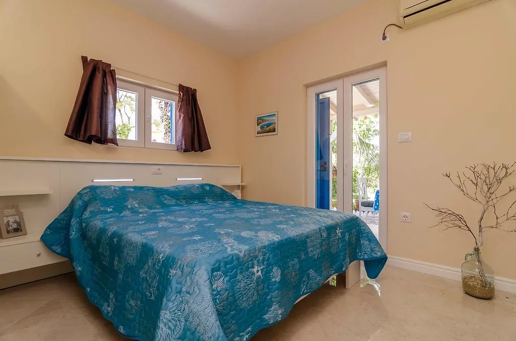 Beachfront House With Private Jacuzzi And Garden Zadar