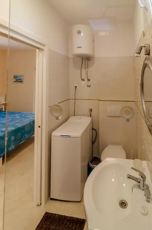 Apartamento Beachfront House With Private Jacuzzi And Garden Zadar