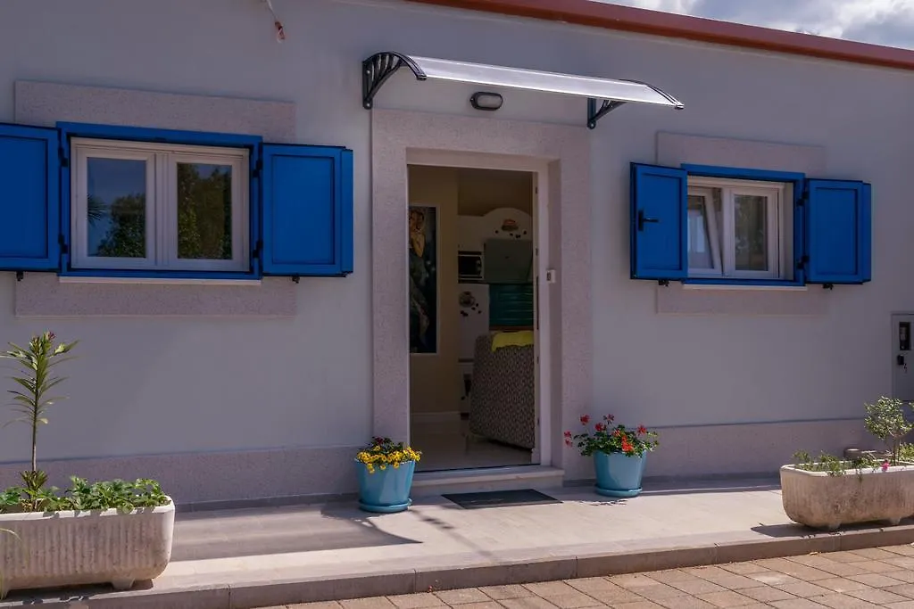 Beachfront House With Private Jacuzzi And Garden Zadar Apartamento
